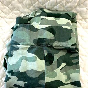 Lands End Starfish Crop Pants XL Camo